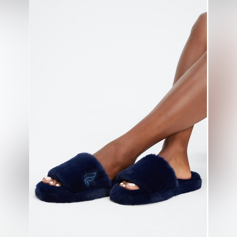 Indigo Fabletics slippers